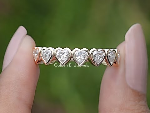 Eternity-Ring mit herzförmiger Moissanit-Lünette