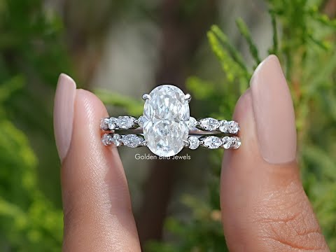 Crushed Ice Oval Cut Moissanite Bridal Ring Set