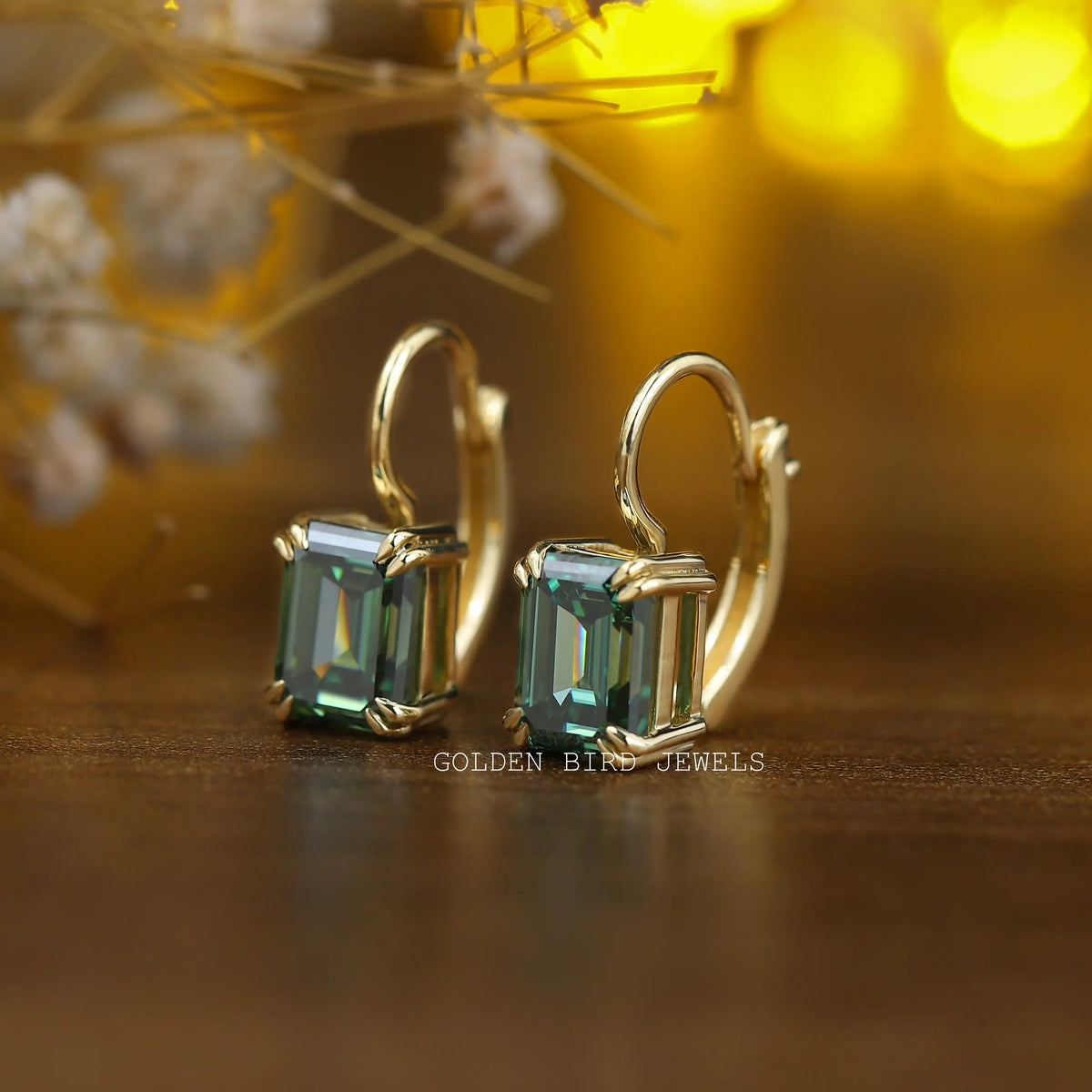 Dunkelgrüne Moissanit-Ohrringe im Smaragdschliff